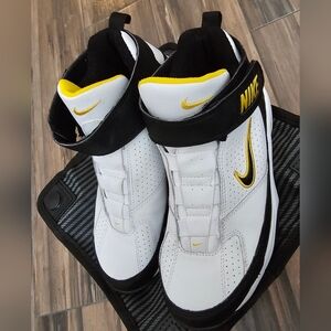 Nike Women's 7 or Youths 5.5